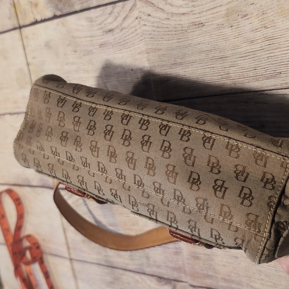 Dooney & Bourke Signature Light Brown Double Buckle Pockets Hobo Shoulder Purse - Picture 6 of 16